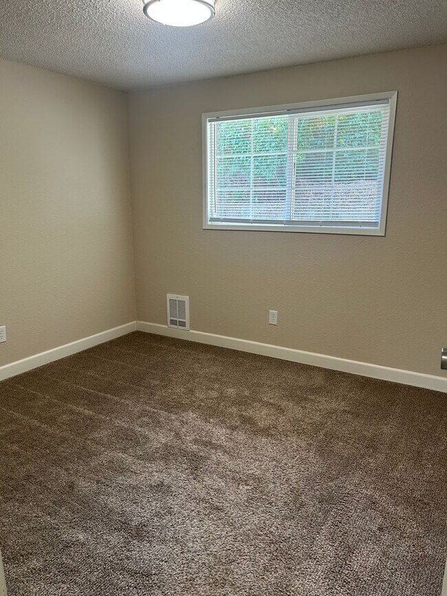 Building Photo - 412 Huber Ct