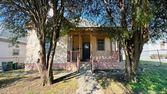 Building Photo - 1118 W 16th St