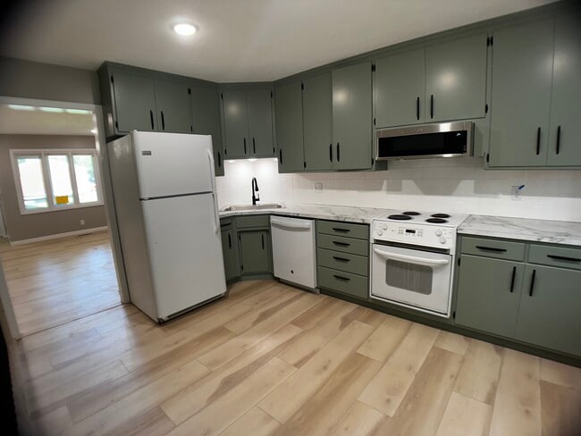 Building Photo - 211 Lakewood Dr