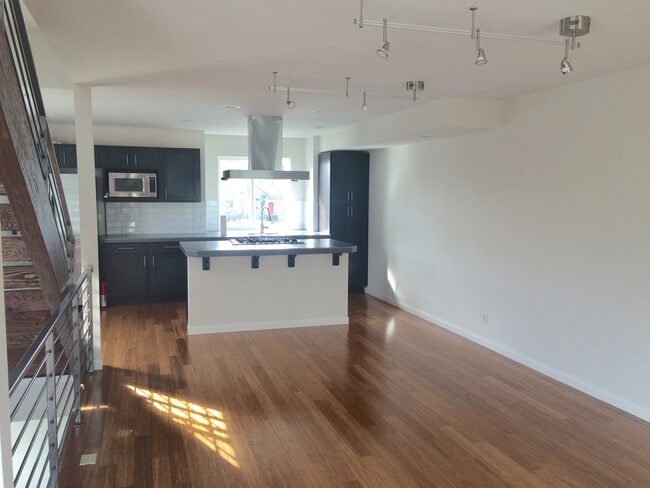 Building Photo - 3-Bedroom Townhome Near Roosevelt Lightrai...