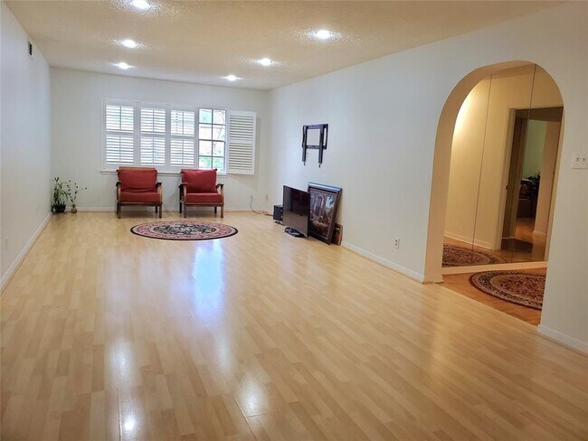 Building Photo - 2700 Bellefontaine-