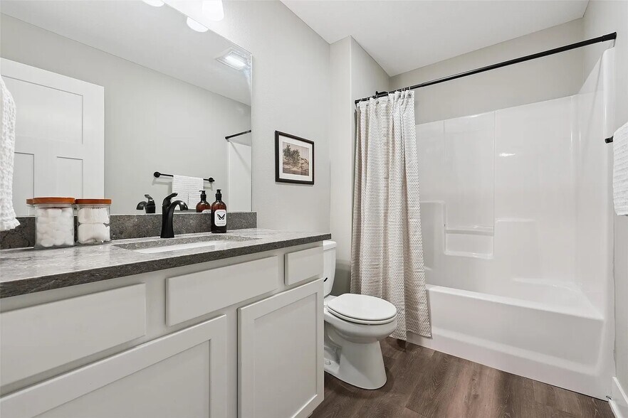 Building Photo - 519 Meadows Ct