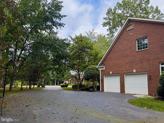 Building Photo - 11000 Farmview Way