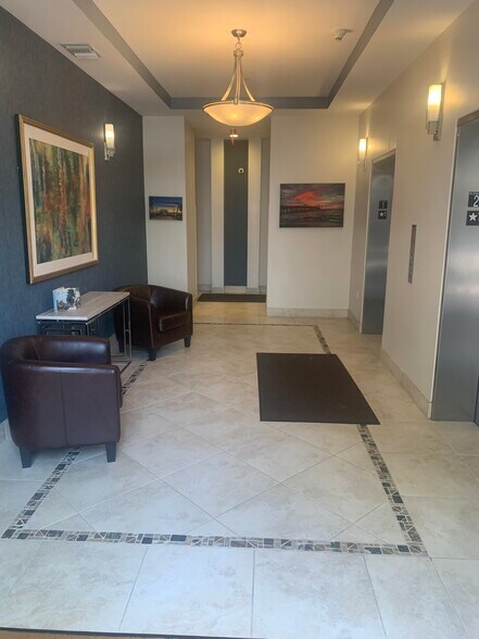 Main Lobby - 511 Lucerne Ave