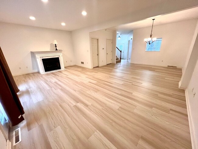 Building Photo - Beautiful Townhome - 3 bedroom 2.5 bath - Must see!