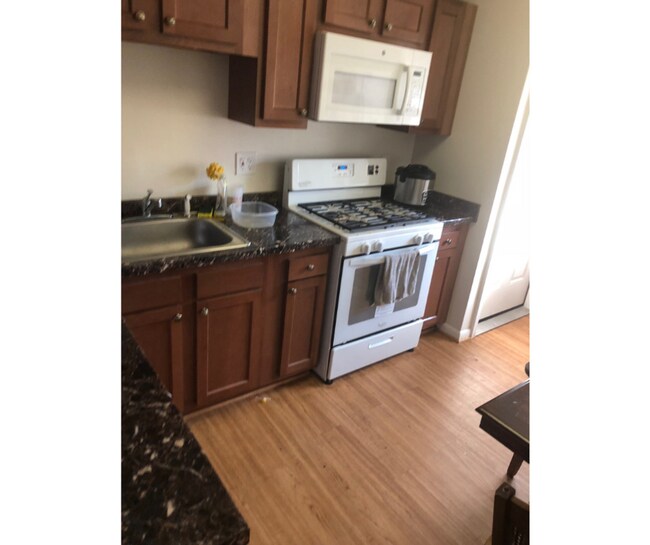 Building Photo - 9083 Meadow Heights Rd