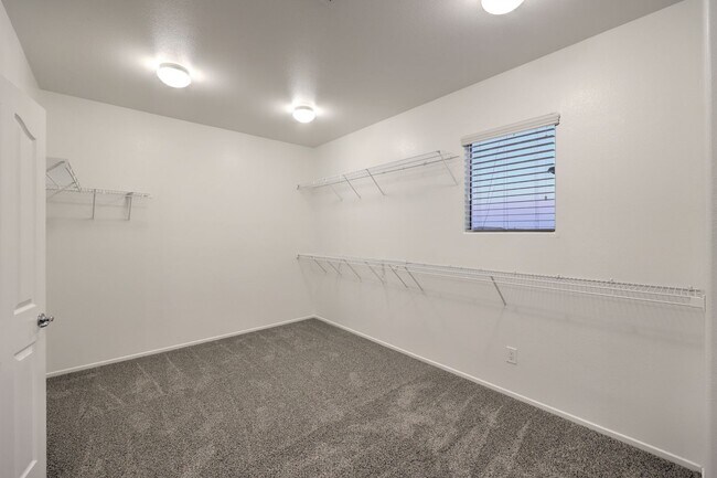 Building Photo - Gorgeous 6Bed/5Bath/4Car, 2-Story Home located in the Mountains Edge