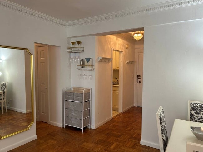 Building Photo - 100 W 57th St