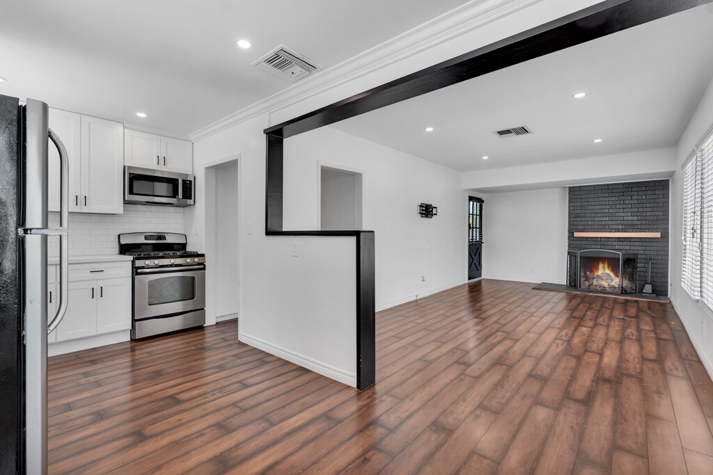 Building Photo - 5125 Canoga Ave
