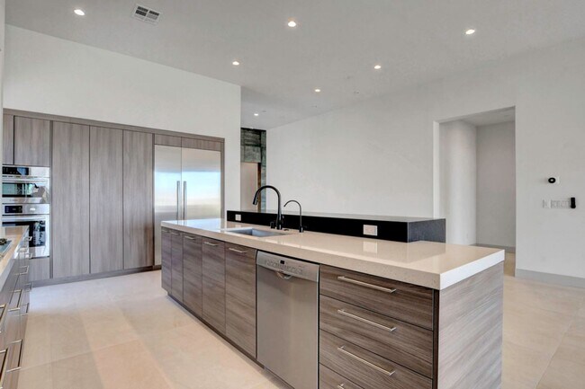 Building Photo - MacDonald Highlands Beauty With Awesome Views