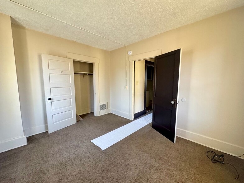 Building Photo - 1538 Woodland Ave NW