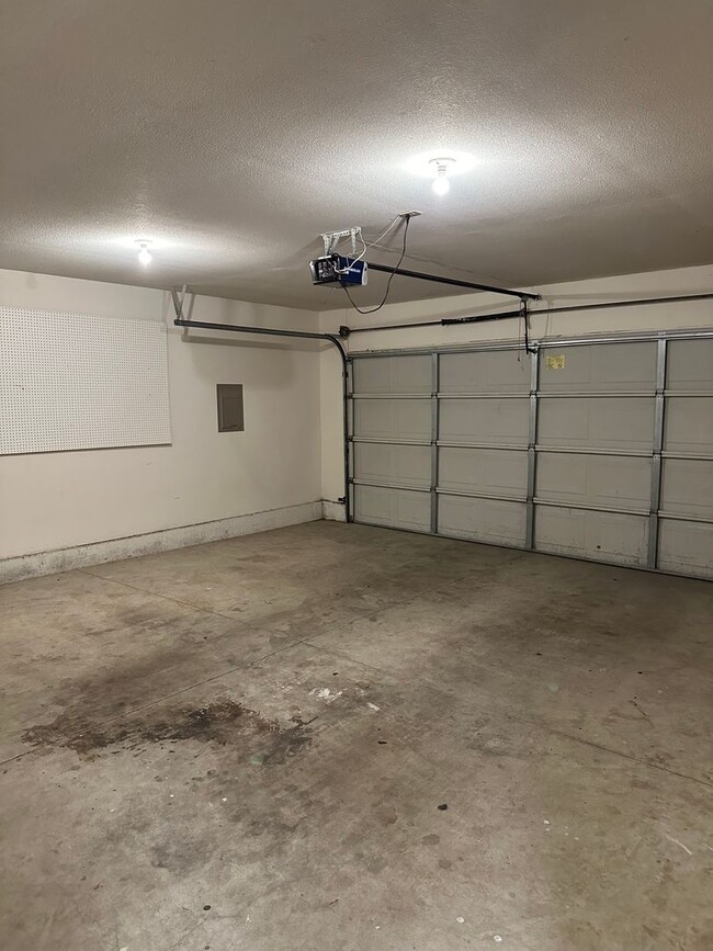 Building Photo - Newly Updated Single Level Home in Established Keizer Neighborhood