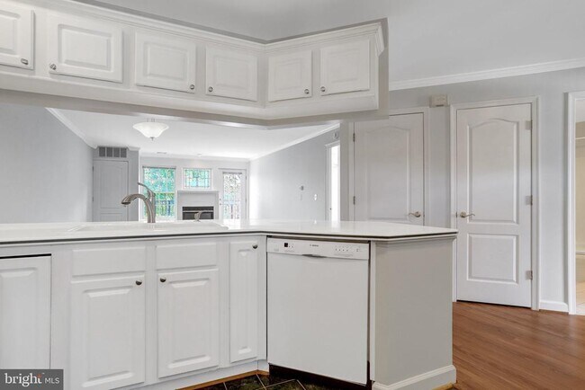 Building Photo - 6924 Fairfax Dr