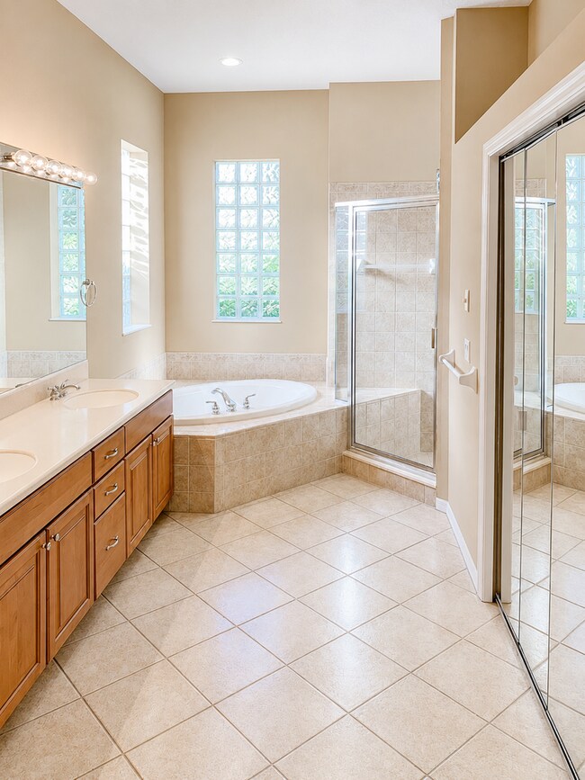Building Photo - Annual 4-Bedroom, 3-Bath Pool Home with Outdoor Kitchen in Lakewood Ranch Greenbrook Village