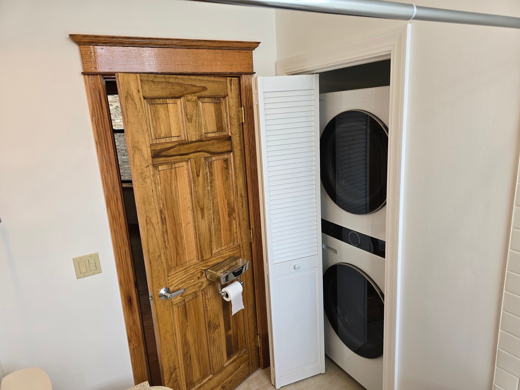 Main bathroom with laundry - 1204 N Kedzie Ave