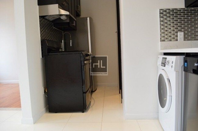 Building Photo - Manhattan Avenue