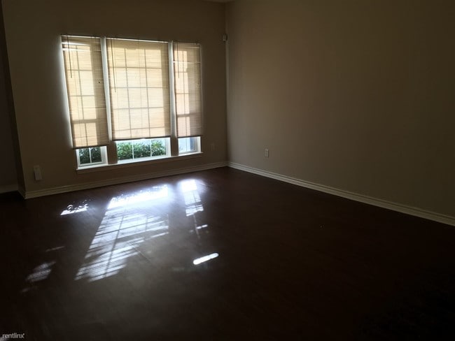 Building Photo - 2 br, 2.5 bath Condo - Wellington Court Co...
