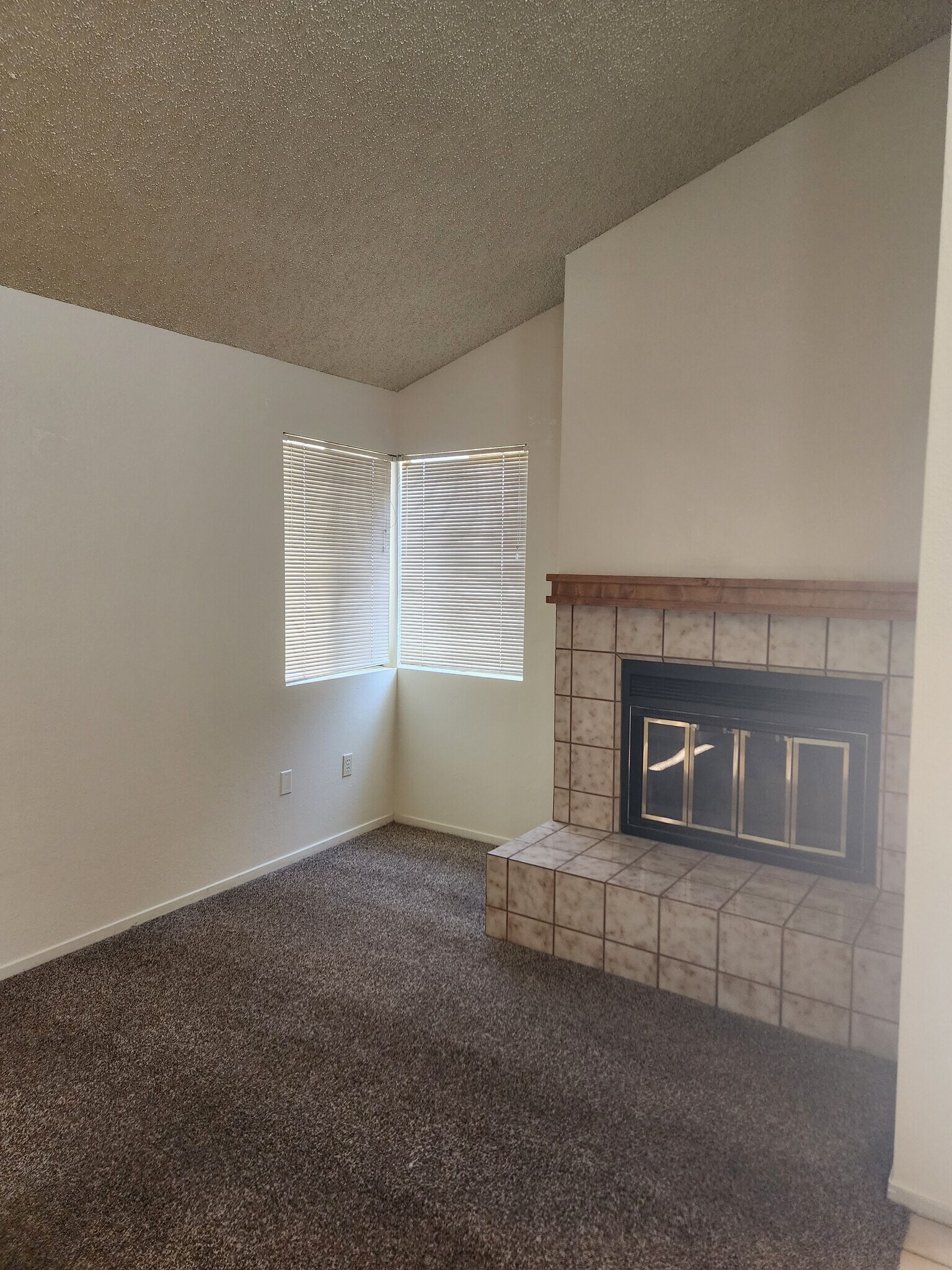 Building Photo - 5913 Auburn Oaks Dr