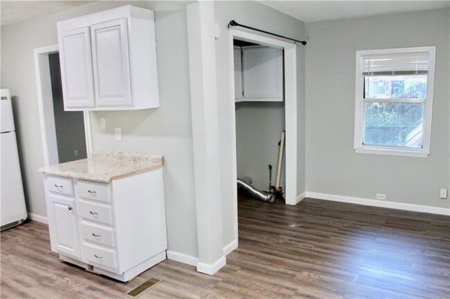 Building Photo - 3325 Kemble Ave