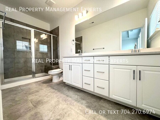 Building Photo - 211 Tamala St
