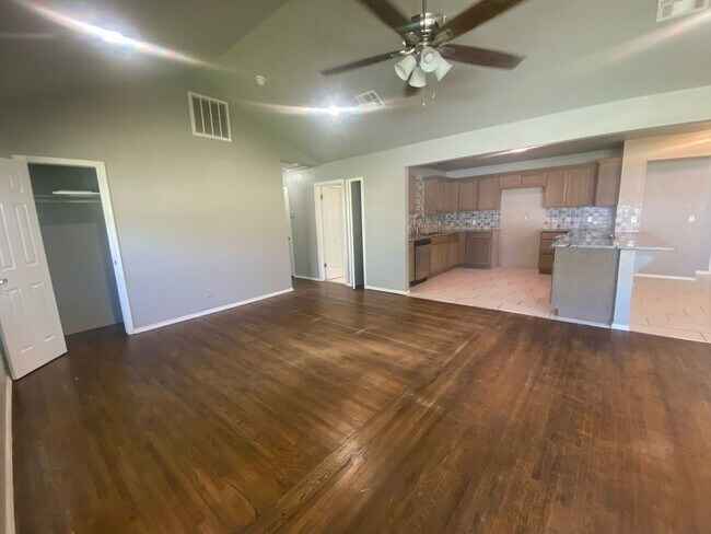Building Photo - Gorgeous 3 Bed, 2 Bath Home with Modern Up...