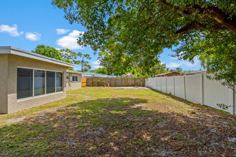 Building Photo - 3220 NW 4th Ct