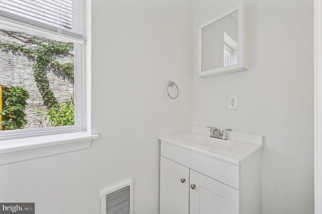 Building Photo - 330 N 61st St