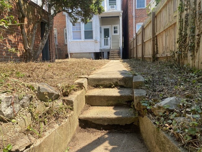Building Photo - 2311 Maplewood Ave