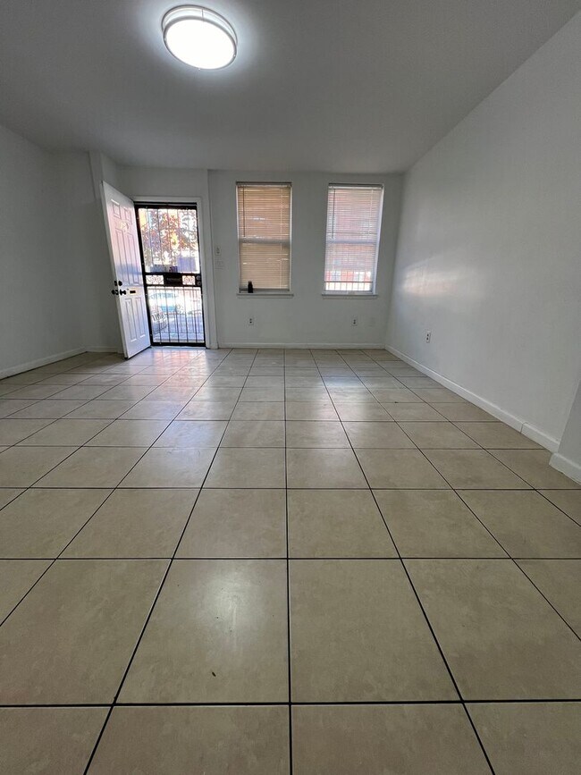 Building Photo - Stunning 4-Bedroom Townhome with Parking Spot Near Temple University! Available August 2026!