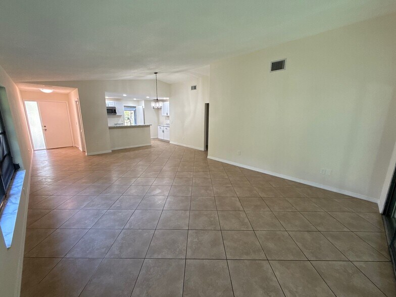 Building Photo - 100 Golfview Dr