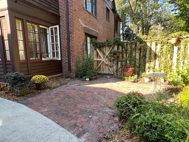 Building Photo - 2160 Forbes St