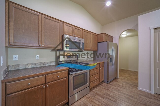Building Photo - 3 Bedroom 2 Bathroom Home with Attached 2 ...