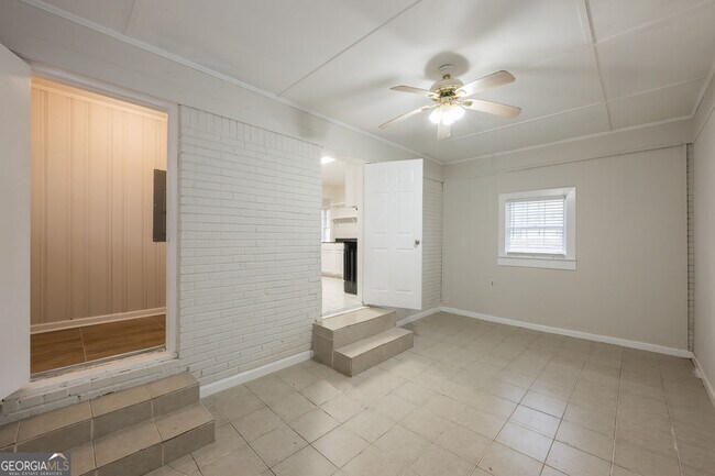 Building Photo - 2058 River Rd