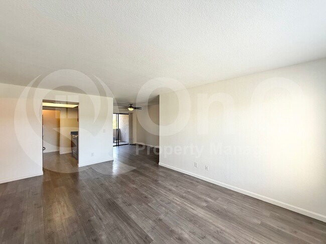 Building Photo - 1402 E Guadalupe Rd