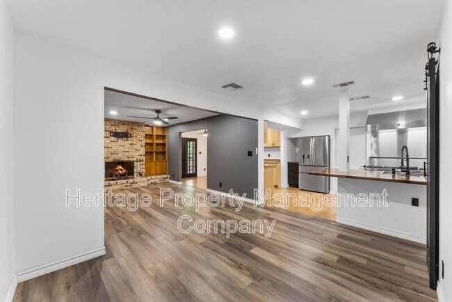 Building Photo - 3614 Versailles Dr