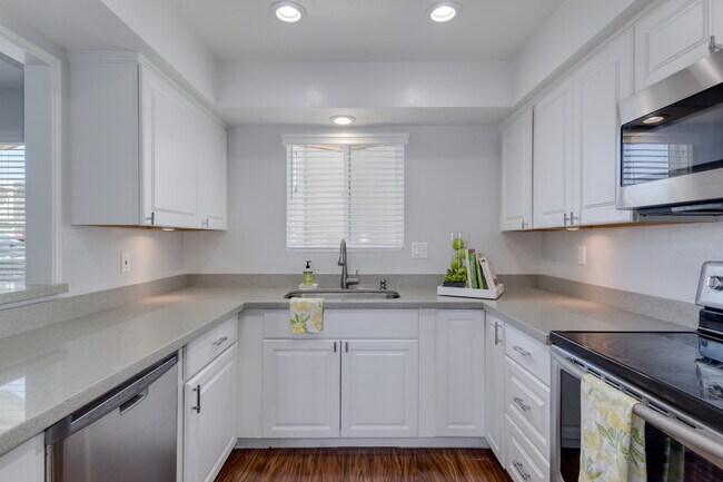 Large wrapped kitchen with plenty of storage - 6030 N 15th St