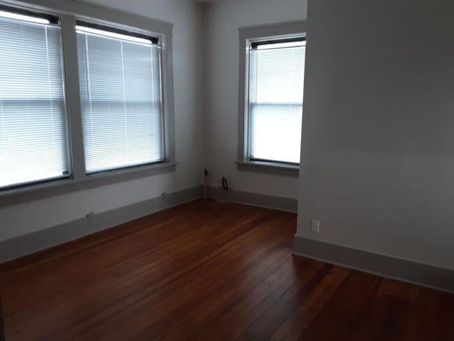 Building Photo - 847 1/2 Massachusetts