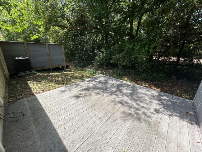 Building Photo - 2 bed/2 bath with new paint and flooring! Pets are welcome! New Back Porch!