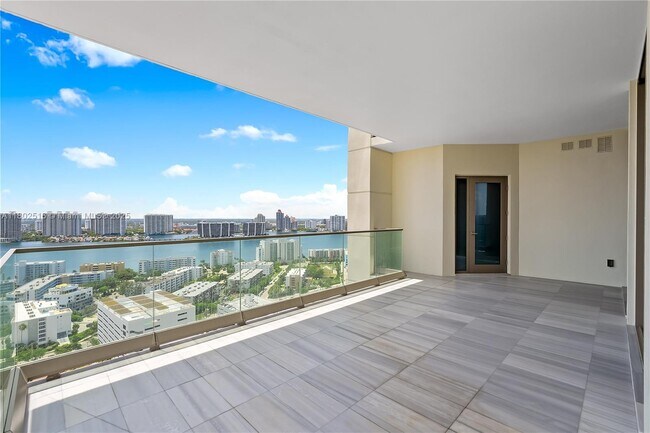 Building Photo - 17901 Collins Ave