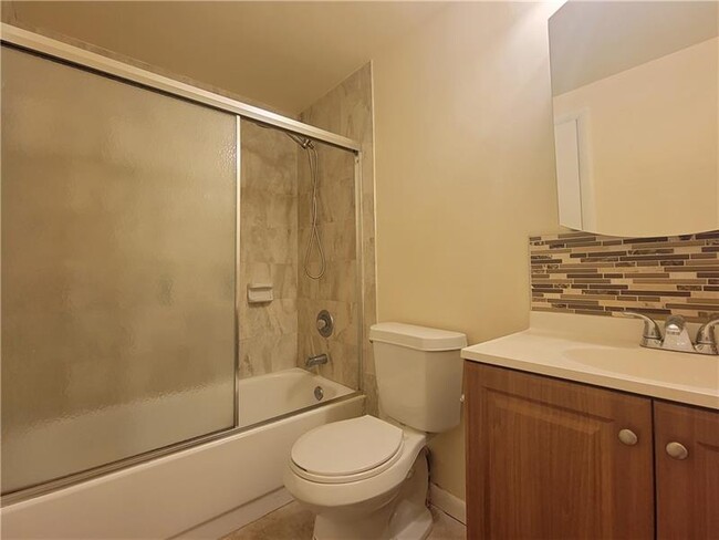 Building Photo - 480 Burgundy N