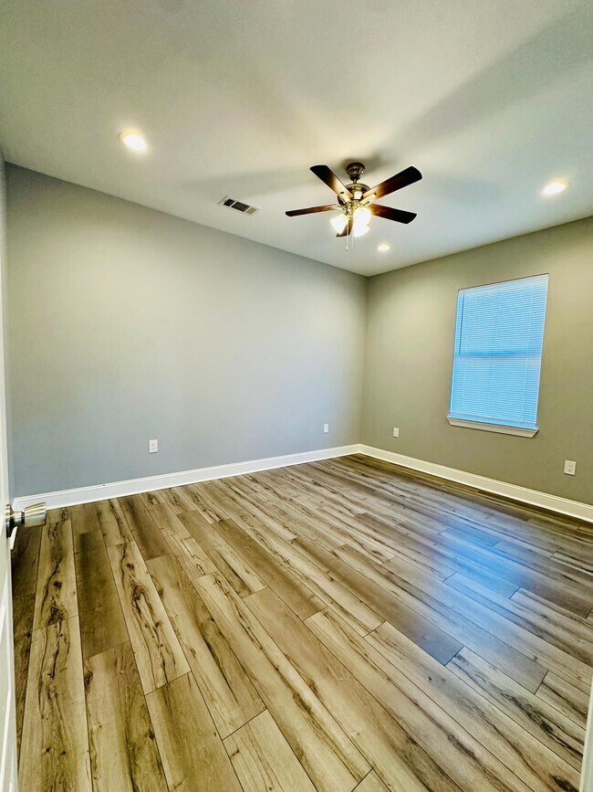 Building Photo - 5430 N Román St