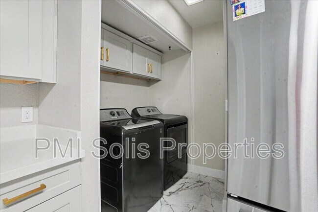 Building Photo - 1510 E Taro Ln