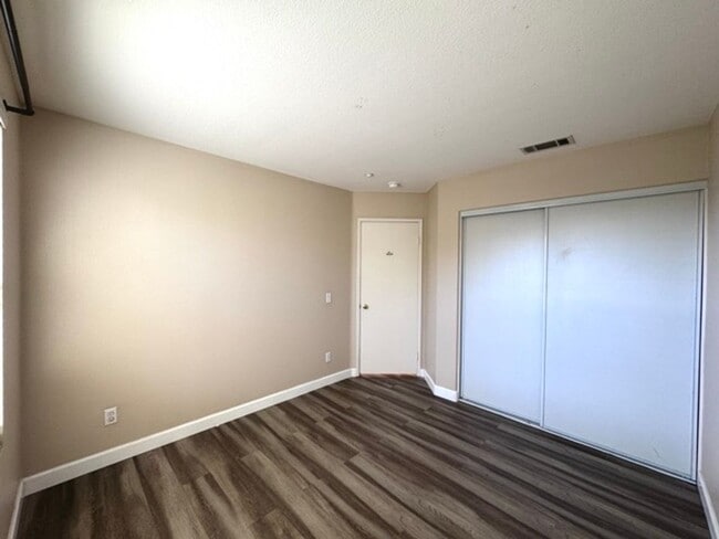 Building Photo - Beautiful and Spacious 3 Bedroom 2.5 Bath ...