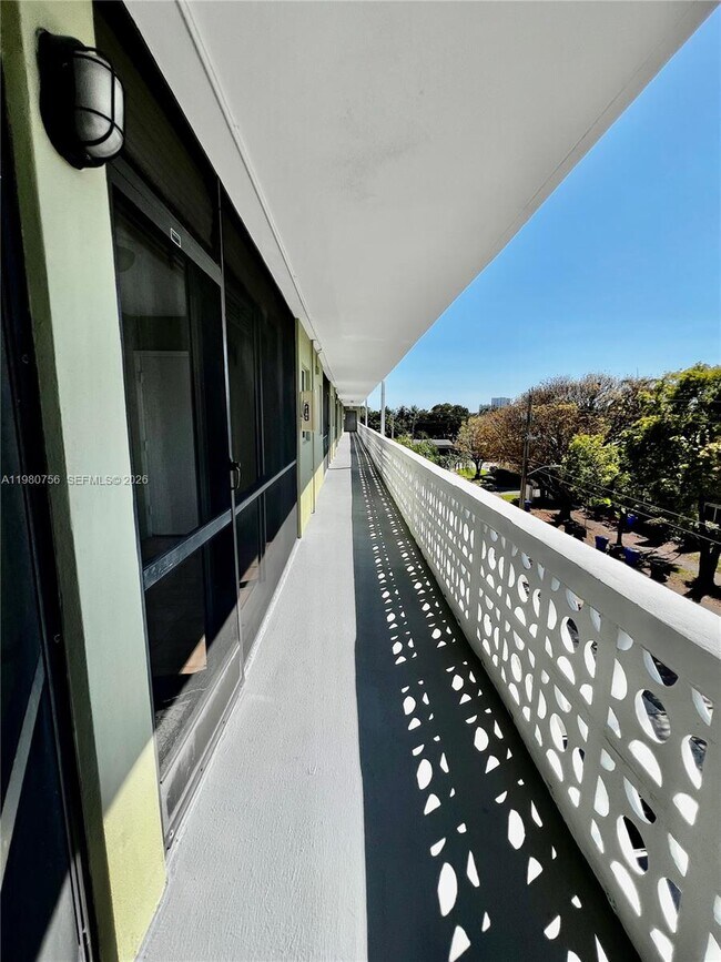 Building Photo - 1425 Arthur St