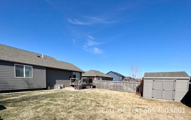 Building Photo - Spacious 4 Bedroom 3 Bathroom home with Va...