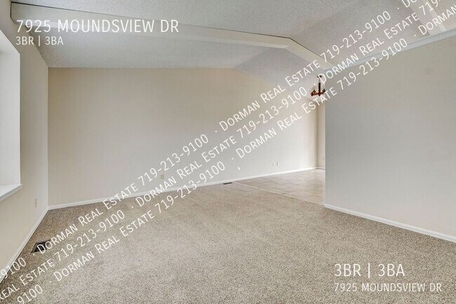 Building Photo - Huge Sunroom with Tons of Natural Light!