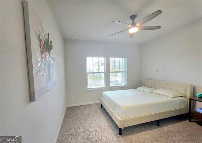 Building Photo - 327 Vly Oak Dr