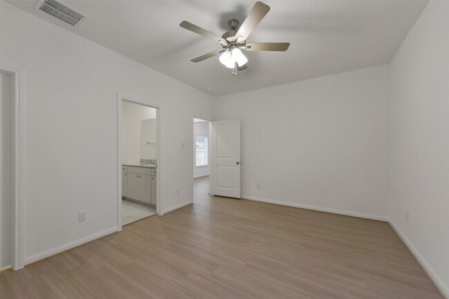 Building Photo - 13602 Pine Dr