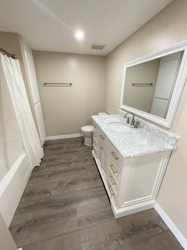 Building Photo - Remodeled Condo in Central Oxnard Gated Community!