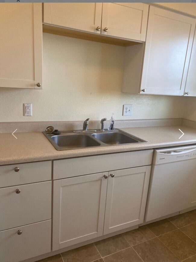 Building Photo - 2BR/1BA Unit with Garage in Popular NE heights Location